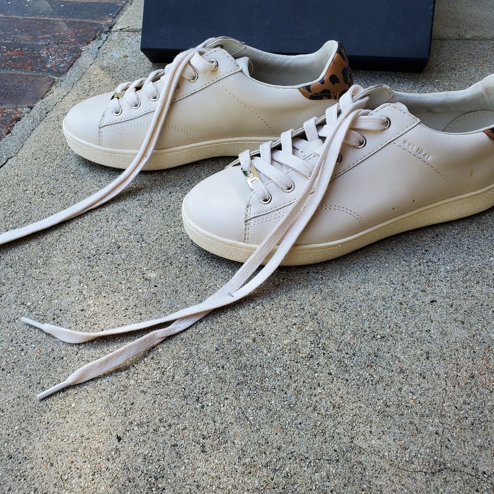 Trendy and classic Coach low top leather shoes - Picture 2 of 7